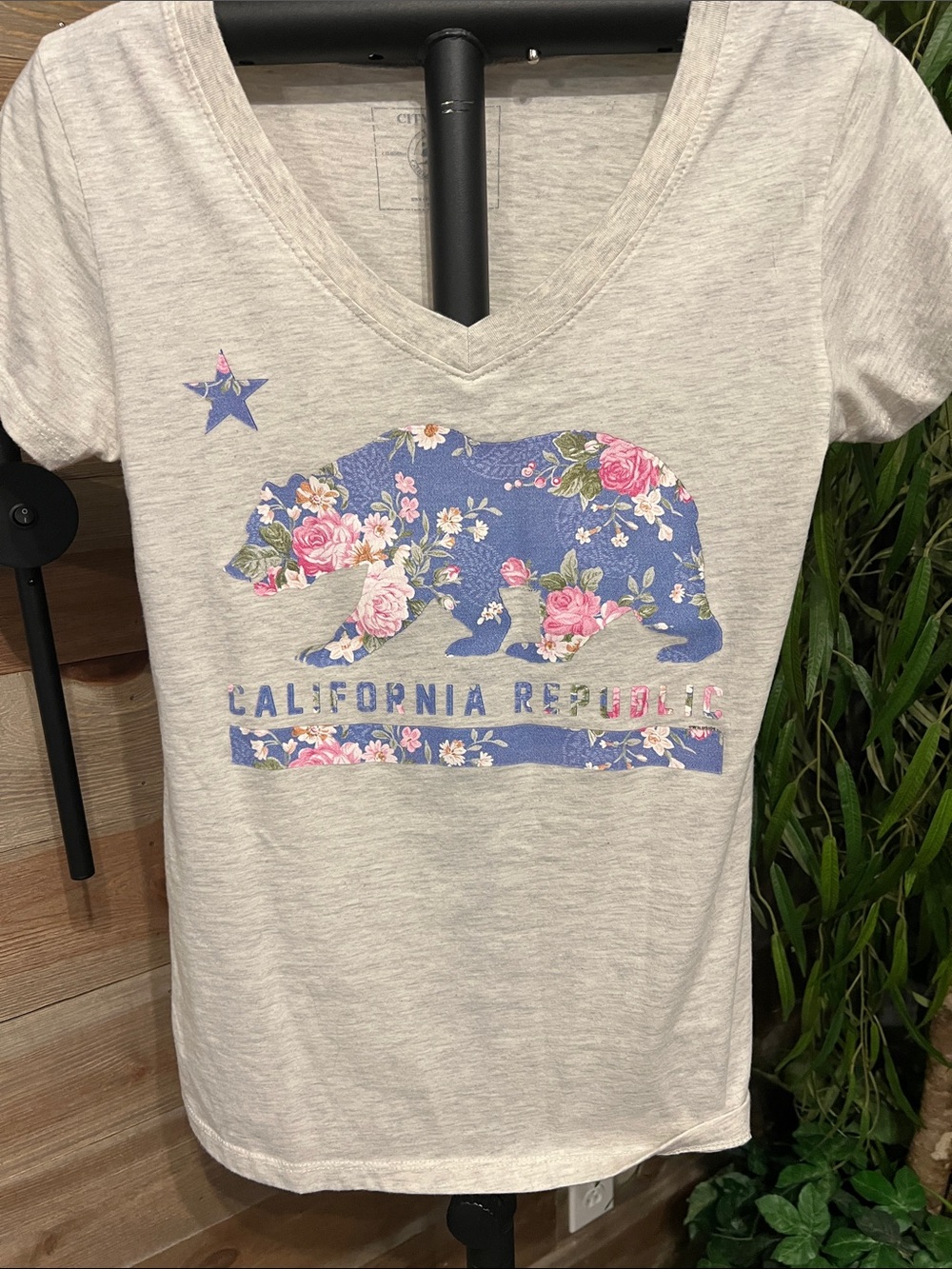 City Wear light gray v neck California Republic tee. L